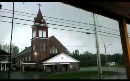 Graban el impacto de un rayo sobre una iglesia