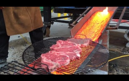 ¿Qué pasa si se cocina filetes de carne con lava fundida?