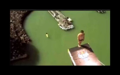 Saltador se golpea la cabeza contra el trampolín y cae desde 27 metros