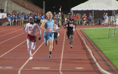 Un atleta gana la carrera literalmente plantando cara