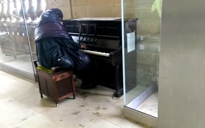 Un sintecho se niega a abandonar una estación de tren para tocar obras clásicas