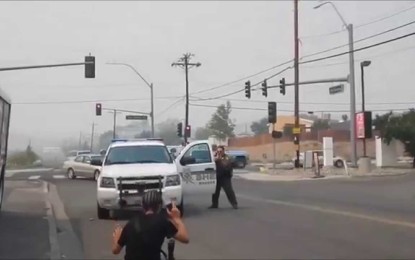 Vea cómo reacciona la Policía al ver a un afroamericano y un blanco pasearse con un fusil AR-15