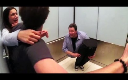 VÍDEO: Hombre “cortado a la mitad” aterroriza a personas en ascensor