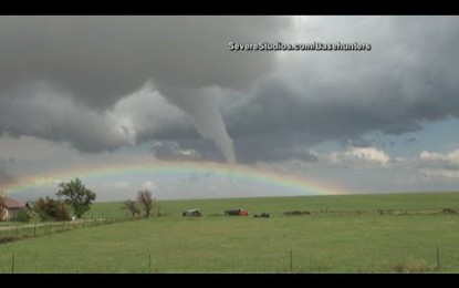 VÍDEO: Impresionante encuentro entre arcoíris y tornado