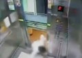 Hombre se salva por un pelo de ser partido por un ascensor