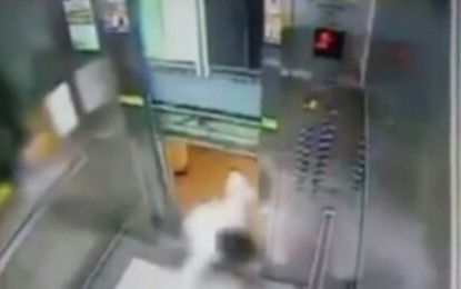 Hombre se salva por un pelo de ser partido por un ascensor