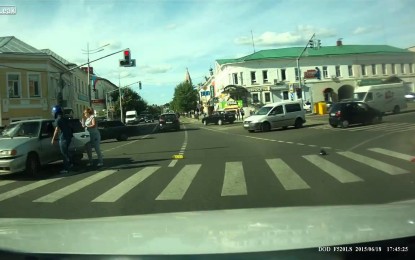 Accidente de película: motociclista choca, da dos volteretas y aterriza en el techo del auto