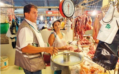 ¡Cuidado!: Así engañan con una balanza en el mercado