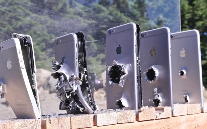¿Cuántos iPhones se necesitan para detener una bala de un AK-74?