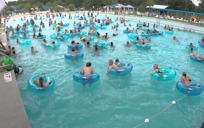 ¿Es capaz de ver cuál de estos niños se está ahogando en la piscina?