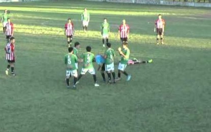 Jugador argentino noquea a un árbitro por una tarjeta amarilla