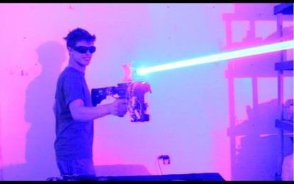 Un joven presenta su potente escopeta láser construida en casa