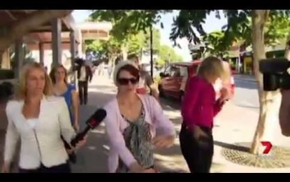 Una mujer apaga su cigarrillo en la cara de una reportera