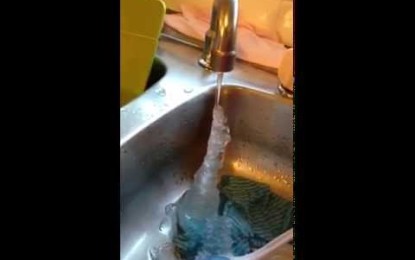 VÍDEO: Abre la pluma y su fregadero se llena de hielo