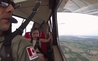 VÍDEO: Así reacciona una niña en un vuelo de acrobacia