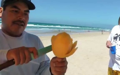 VÍDEO: Hombre hace arte con un mango