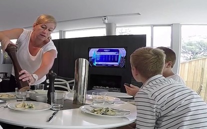 VÍDEO: Mamá lucha para que sus hijos coman sin celular