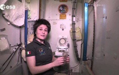 Astronauta muestra cómo se utiliza el baño en la Estación Espacial Internacional