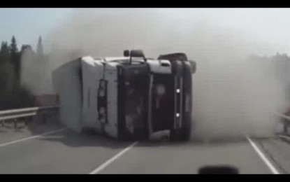 Aterrador momento en el que un camión vuelca y se desliza hacia un coche