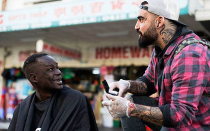 Un barbero se dedica a cambiar el ‘look’ a los indigentes
