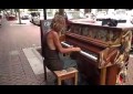 Conmovedor: un sintecho de EE.UU. deslumbra tocando el piano en plena calle