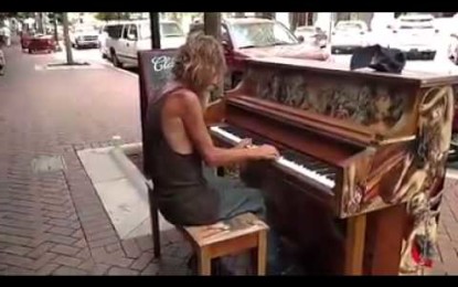 Conmovedor: un sintecho de EE.UU. deslumbra tocando el piano en plena calle