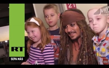 Johnny Depp visita a niños hospitalizados vestido como Jack Sparrow
