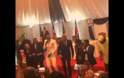 Obama baila el ‘Gangnam Style’ en Kenia, la tierra natal de su padre