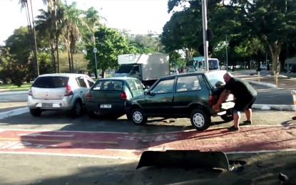 ¿Qué sucede cuando un fortachón encuentra bloqueada la vía para ciclistas?