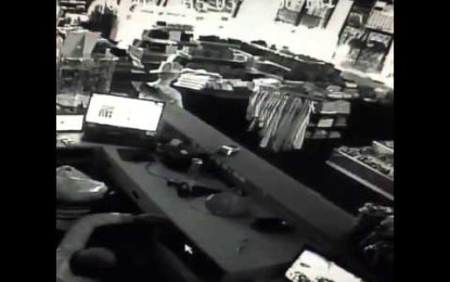 Se convierte en ‘Rambo’ y defiende su tienda con un fusil AR-15