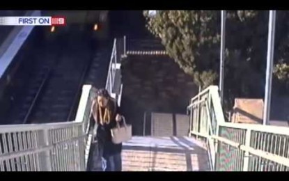 Un abuelo salva a su nieta de las vías del tren