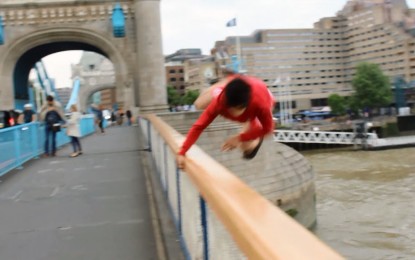Un atrevido quiere grabar un video viral saltando el Tower Bridge y casi muere en el intento
