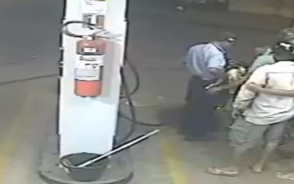 Un empleado de gasolinera evita un robo ‘disparando’ chorros de combustible