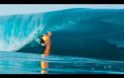 Un temerario surfista se prende fuego y domina las olas envuelto en llamas