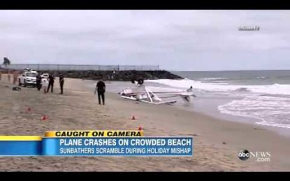 Una avioneta aterriza en una playa de California llena de bañistas