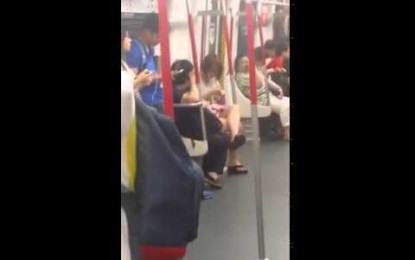 Una hongkonesa se pone histérica en el metro al agotársele la batería del celular