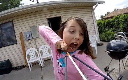 Una niña osada se arranca un diente flojo atándolo a una flecha