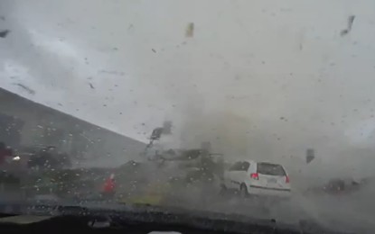 Aterrador momento en el que el destructor tifón de Taiwán se ‘traga’ un automóvil