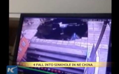 Esperaban el bus y fueron “tragados” por un agujero en China