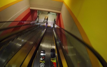 Esquiando sobre las escaleras mecánicas