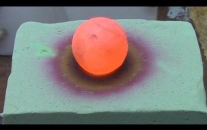 Esto es lo que ocurre si pone una bola de níquel al rojo vivo sobre espuma floral