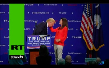 Trump reta a una mujer a que le quite la peluca