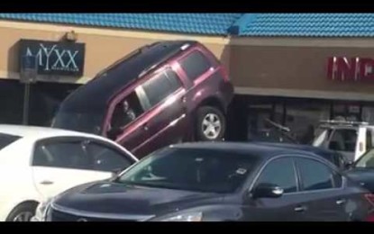 Un hombre hace todo lo posible para evitar que la grúa se lleve su camioneta