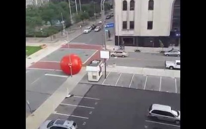 Una gran bola roja siembra el pánico en las calles de Toledo