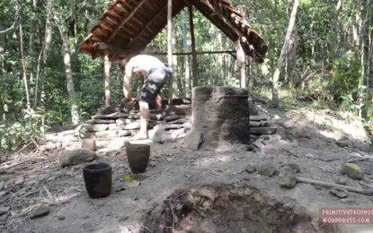 A la vieja usanza: construya su propia choza con techo de tejas