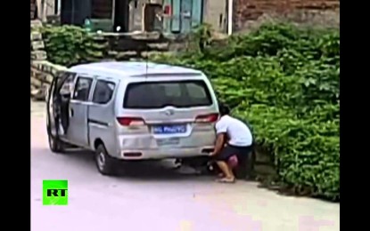 China: Un bebé sobrevive milagrosamente tras quedar atrapado bajo una furgoneta