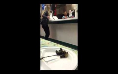 El ‘karma’ castiga a una histérica mujer por su comportamiento racista en un restaurante extranjero