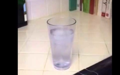Este es el único vaso de agua del mundo que no podrás beber… ¡Ya verás por qué!