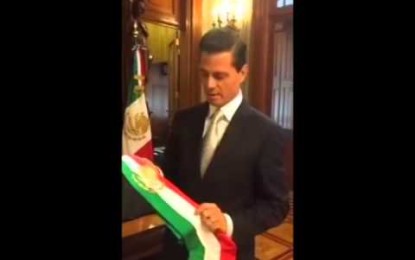 La Red se burla de Enrique Peña Nieto por dejar caer la banda presidencial