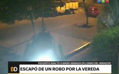 Se dio cuenta de que lo querían asaltar y tomó esta arriesgada decisión